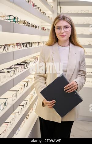 Frau am Arbeitsplatz vor dem Hintergrund eines Schaufensters Stockfoto