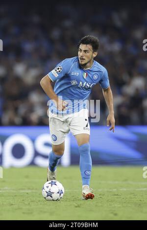 Der mazedonische Mittelfeldspieler Eljif Elmas kontrolliert den Ball während des UEFA-Champions-Ligaspiels zwischen SSC Napoli und Real Madrid im Diego Armando Maradona Stadium in Neapel, Süditalien, am 3. Oktober 2023. Stockfoto