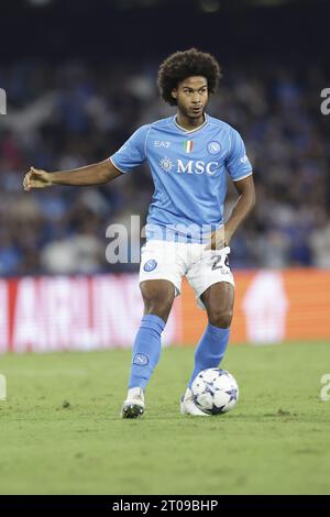 Der schwedische Mittelfeldspieler Jens-Lys Michel Cajuste kontrolliert den Ball während des UEFA-Champions-Ligaspiels zwischen SSC Napoli und Real Madrid im Diego Armando Maradona Stadium in Neapel, Süditalien, am 3. Oktober 2023. Stockfoto