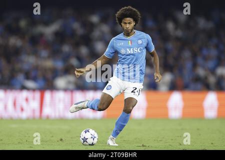 Der schwedische Mittelfeldspieler Jens-Lys Michel Cajuste kontrolliert den Ball während des UEFA-Champions-Ligaspiels zwischen SSC Napoli und Real Madrid im Diego Armando Maradona Stadium in Neapel, Süditalien, am 3. Oktober 2023. Stockfoto