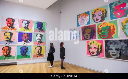 Dublin, Irland. Oktober 2023. Mao,(L) Marilyn Monrow (R), Hugh Lane Gallery und Dublin City Council kündigen Irlands größte Andy Warhol Ausstellung an – die erste seit 25 Jahren. Eine einzigartige Ausstellung mit 250 Gemälden, Drucken, Fotografien, Filmen und Installationen von Andy Warhol in der Hugh Lane Gallery, die die außergewöhnliche Palette an Kunstwerken des Künstlers zeigt, die über vier Jahrzehnte produziert wurden. (6. Oktober 2023 - 28. Januar 2024) Credit: Paul Quezada-Neiman/Alamy Live News Stockfoto