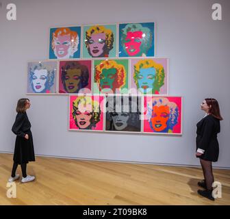 Dublin, Irland. Oktober 2023. Marilyn Monrow, die Hugh Lane Gallery und der Stadtrat von Dublin kündigen Irlands größte Andy Warhol-Ausstellung an – die erste seit 25 Jahren. Eine einzigartige Ausstellung mit 250 Gemälden, Drucken, Fotografien, Filmen und Installationen von Andy Warhol in der Hugh Lane Gallery, die die außergewöhnliche Palette an Kunstwerken des Künstlers zeigt, die über vier Jahrzehnte produziert wurden. (6. Oktober 2023 - 28. Januar 2024) Credit: Paul Quezada-Neiman/Alamy Live News Stockfoto