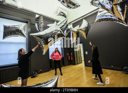 Dublin, Irland. Oktober 2023. Andty WarholeSilver Clouds, die Hugh Lane Gallery und der Stadtrat von Dublin kündigen Irlands größte Andy Warhol-Ausstellung an – die erste seit 25 Jahren. Eine einzigartige Ausstellung mit 250 Gemälden, Drucken, Fotografien, Filmen und Installationen von Andy Warhol in der Hugh Lane Gallery, die die außergewöhnliche Palette an Kunstwerken des Künstlers zeigt, die über vier Jahrzehnte produziert wurden. (6. Oktober 2023 - 28. Januar 2024) Credit: Paul Quezada-Neiman/Alamy Live News Stockfoto