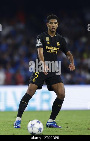 Real Madrids englischer Mittelfeldspieler Jude Bellingham sieht am 3. Oktober 2023 im Diego Armando Maradona Stadion in Neapel, Süditalien, beim UEFA-Champions-Liga-Spiel zwischen SSC Napoli und Real Madrid an. Stockfoto