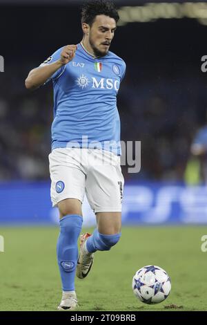 Der mazedonische Mittelfeldspieler Eljif Elmas kontrolliert den Ball während des UEFA-Champions-Ligaspiels zwischen SSC Napoli und Real Madrid im Diego Armando Maradona Stadium in Neapel, Süditalien, am 3. Oktober 2023. Stockfoto