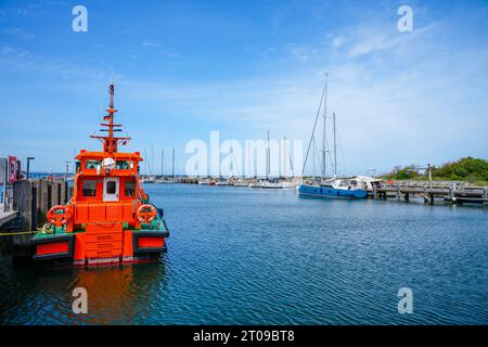 Blick auf den Hafen auf der Insel Poel. Landschaft an der Ostsee mit der umliegenden Natur. Stockfoto