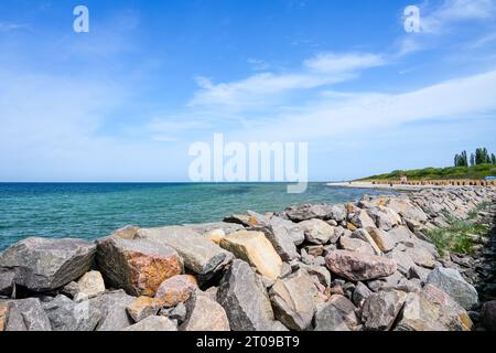 Blick auf den Hafen auf der Insel Poel. Landschaft an der Ostsee mit der umliegenden Natur. Stockfoto