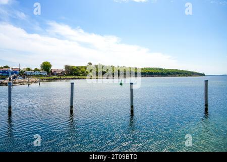 Blick auf den Hafen auf der Insel Poel. Landschaft an der Ostsee mit der umliegenden Natur. Stockfoto