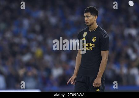 Real Madrids englischer Mittelfeldspieler Jude Bellingham sieht am 3. Oktober 2023 im Diego Armando Maradona Stadion in Neapel, Süditalien, beim UEFA-Champions-Liga-Spiel zwischen SSC Napoli und Real Madrid an. Stockfoto