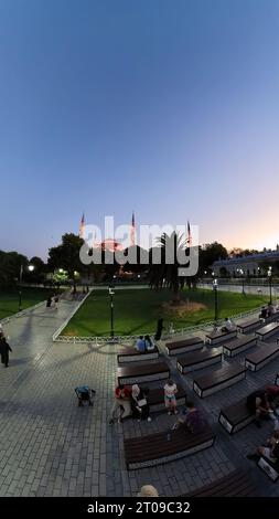 Istanbul, Türkei - 1. August 2023: Nachts in Istanbul befindet sich auf dem Sultan Ahmet Park ein Brunnen sowie die Blaue Moschee Stockfoto