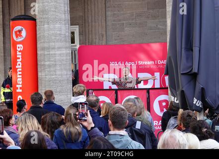 05. Oktober 2023, Hamburg: Frans Zimmer alias alle Farben (zurück), DJ und Musikproduzent, DJs bei einem Konzert vor einem Café in der Hamburger Innenstadt. Das 30-minütige Freikonzert von DJ alle Farben im Mönckebergbrunnen fand im Rahmen von Radio Hamburgs Mega Musik Mittagspause statt. Foto: Franziska Spiecker/dpa Stockfoto