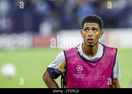 Real Madrids englischer Mittelfeldspieler Jude Bellingham sieht am 3. Oktober 2023 im Diego Armando Maradona Stadion in Neapel, Süditalien, beim UEFA-Champions-Liga-Spiel zwischen SSC Napoli und Real Madrid an. Stockfoto