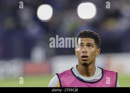 Real Madrids englischer Mittelfeldspieler Jude Bellingham sieht am 3. Oktober 2023 im Diego Armando Maradona Stadion in Neapel, Süditalien, beim UEFA-Champions-Liga-Spiel zwischen SSC Napoli und Real Madrid an. Stockfoto