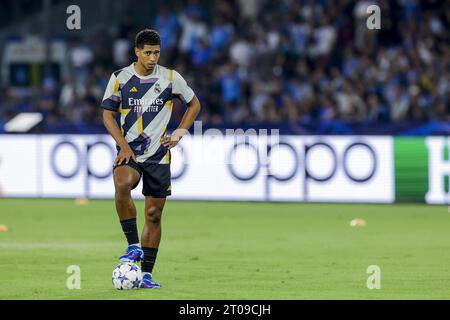 Real Madrids englischer Mittelfeldspieler Jude Bellingham sieht am 3. Oktober 2023 im Diego Armando Maradona Stadion in Neapel, Süditalien, beim UEFA-Champions-Liga-Spiel zwischen SSC Napoli und Real Madrid an. Stockfoto