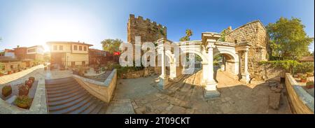 Panorama des Wundertors der römischen Architektur Hadrians Tor in Antalya, Türkei ab dem 2. Jahrhundert n. Chr. bietet es einen fesselnden Blick in die Stadt Stockfoto