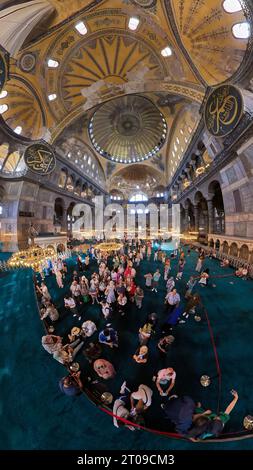 Istanbul, Türkei - 1. August 2023: Innenraum der Hagia Sophia Moschee. Ein berühmtes architektonisches Meisterwerk von großer Bedeutung. Ursprünglich als Stockfoto