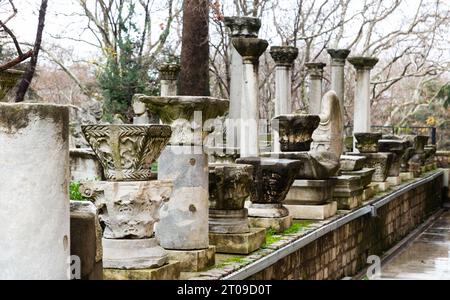 Details der antiken Architektur vor dem archäologischen Museum in Istanbul Stockfoto