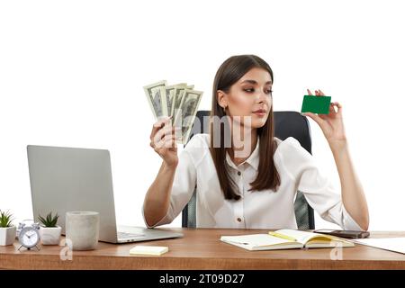 Attraktive Dame mit Bargeld und Plastikkarte am Tisch Stockfoto