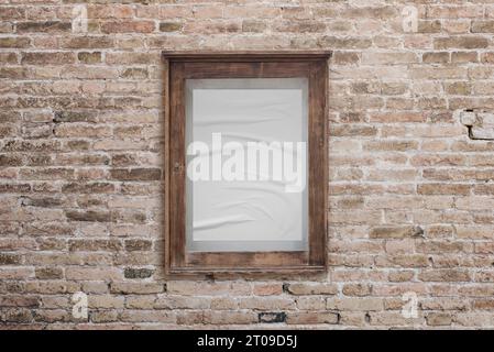 Vintage-Poster mit Holzrahmen auf einer Ziegelwand, das ein hervorragendes Modell für die Werbeaktion für Grafikdesign darstellt Stockfoto
