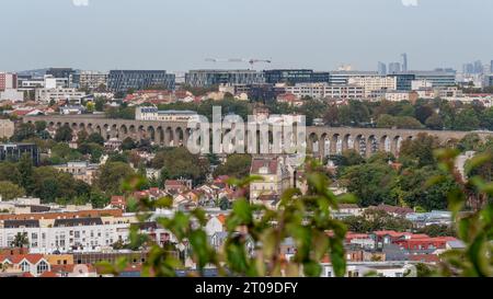 Fernansicht des Aquädukts Vanne, das sich an der Grenze von Arcueil und Cachan, Frankreich, im Departement Val-de-Marne in der Region Ile-de-France befindet Stockfoto