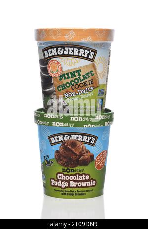 IRVINE, KALIFORNIEN - 4. OCT 2023: Zwei Kartons Ben and Jerrys nicht-Milchdessert, Chocolate Fudge Brownie und Mint Chocolate Cookie. Stockfoto