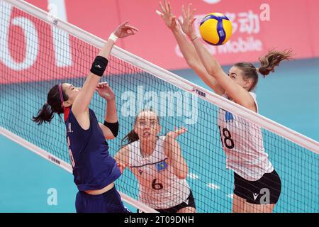 Huzhou, chinesische Provinz Zhejiang. Oktober 2023. Die Spieler treten während des Women's Classification Pool F of Volleyball zwischen Chinesisch Taipeh und Kasachstan bei den 19. Asienspielen in Huzhou, ostchinesischer Provinz Zhejiang, am 5. Oktober 2023 an. Quelle: Zhang Tao/Xinhua/Alamy Live News Stockfoto