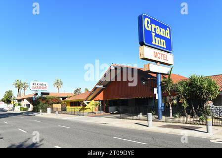 SANTA ANA, KALIFORNIEN - 4. OCT 2023: Das Grand Inn Motel und El Cortez Lodge Motel an der 1st Street. Stockfoto