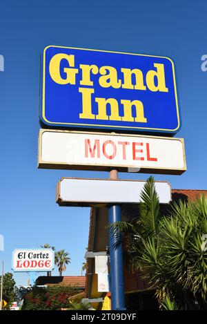 SANTA ANA, KALIFORNIEN - 4. OKT 2023: Nahaufnahme des Grand Inn Motel-Schilds mit El Cortez Lodge Motel im Hintergrund, an der 1st Street. Stockfoto