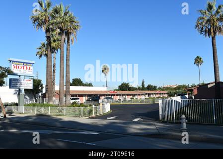 SANTA ANA, KALIFORNIEN - 4. OCT 2023: Das Sunshine Village Motel an der 1st Street. Stockfoto