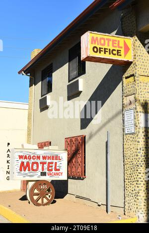 SANTA ANA, KALIFORNIEN - 4. OCT 2023: Motel Office-Schild im Wagon Wheel Motel an der 1st Street. Stockfoto