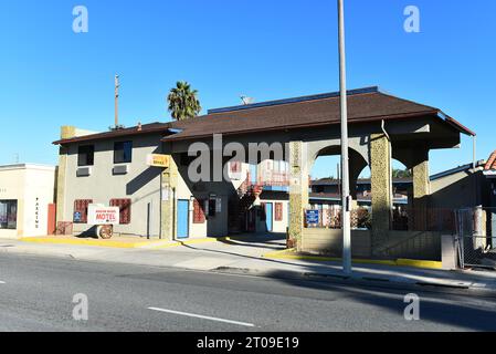 SANTA ANA, KALIFORNIEN - 4. OCT 2023: Das Wagon Wheel Motel an der 1st Street. Stockfoto