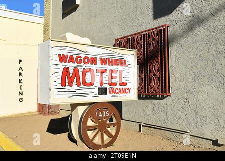 SANTA ANA, KALIFORNIEN - 4. OCT 2023: Nahaufnahme des Wagon Wheel Motel-Schilds an der 1st Street. Stockfoto