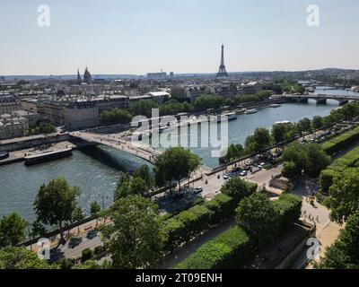 Blick auf die Stadt Paris mit der Brücke Alexandre III über die seine und grünen Bäumen an sonnigen Sommertagen Stockfoto