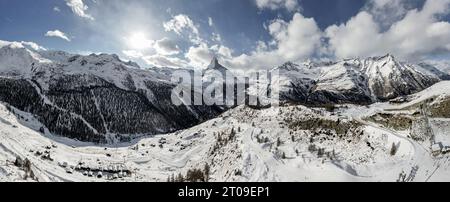 Herrlicher Panoramablick auf raue Gipfel im Schnee des Alpenrückens im Tal der Schweiz unter blauem Himmel Stockfoto