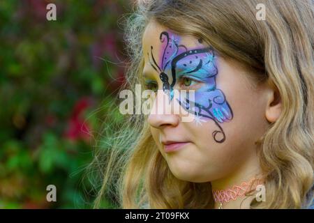 Nahaufnahme eines Mädchens mit Make-up im Gesicht Stockfoto