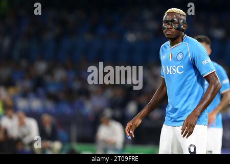 Victor Osimhen vom SSC Napoli sieht bei der UEFA Champions Leaguematch zwischen SSC Napoli und Real Madrid CF am 3. Oktober 2023 im Stadio Maradona in Neapel, Italien, zu. Stockfoto