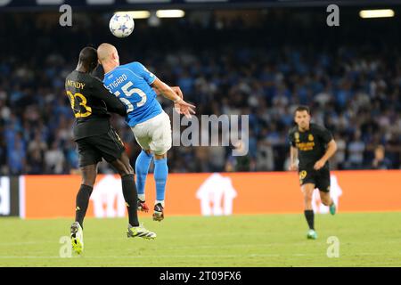 Ferland Mendy von Real Madrid CF und Leo Skiri Ostigard vom SSC Neapel kämpfen um den Ball während der UEFA Champions Leaguematch zwischen SSC Neapel und Real Madrid CF am 3. Oktober 2023 im Stadio Maradona in Neapel. Stockfoto