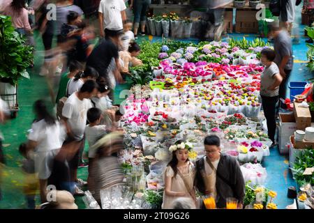 Kunming, chinesische Provinz Yunnan. Oktober 2023. Besucher besuchen den Dounan Blumenmarkt während des Herbstfestes und des Nationalfeiertags in Kunming, südwestchinesischer Provinz Yunnan, 5. Oktober 2023. Quelle: Chen Xinbo/Xinhua/Alamy Live News Stockfoto