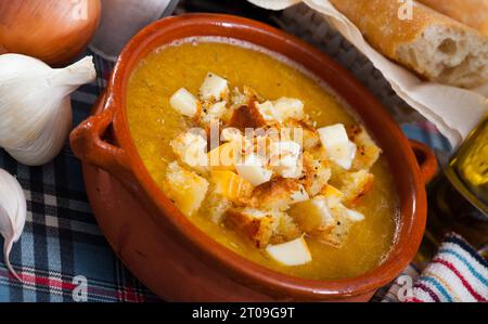 Gemüsecremesuppe mit Croutons und Käse Stockfoto