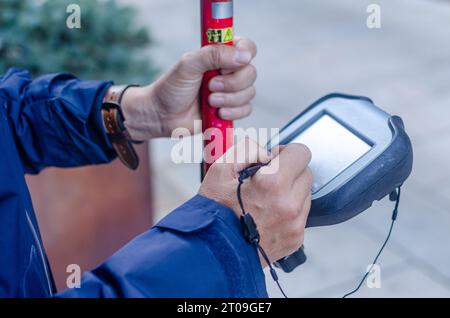 Hände eines Vermessers mit differentiellem GPS Stockfoto