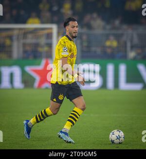 Dortmund, Deutschland. Oktober 2023. Ramy Bensebaini (BVB) Borussia Dortmund - AC Mailand 04.10.2023 Urheberrecht (nur für journalistische Zwecke) von : Stockfoto