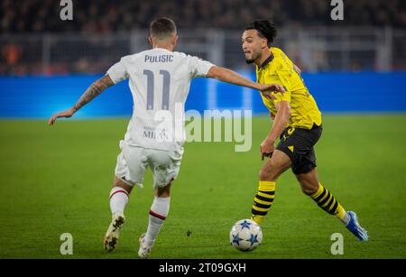 Dortmund, Deutschland. Oktober 2023. Ramy Bensebaini (BVB) Borussia Dortmund - AC Mailand 04.10.2023 Urheberrecht (nur für journalistische Zwecke) von : Stockfoto