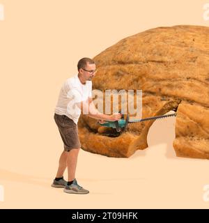 Mann schneidet Banane brad, Kuchen, Dessert mit Säge über beigefarbenem Hintergrund. Zeitgenössische Kunstcollage. Stockfoto