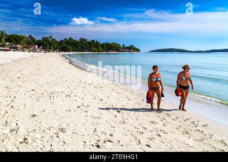 Touristen wandern am leeren Strand in der frühen Morgenlandschaft von Meer und Sand am Chaweng Beach, Ko Samui, Thailand Stockfoto