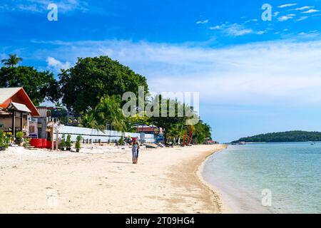 Einsames Touristenpaar, das auf einsamen Sand steht, am frühen Morgen am Chaweng Beach, Ko Samui, Thailand Stockfoto