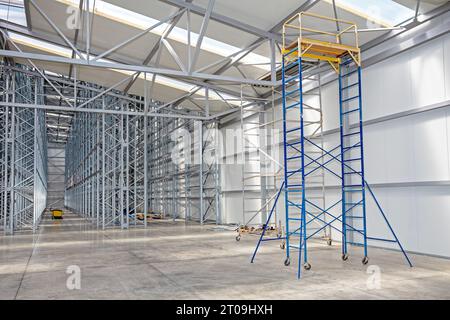 Gerüste Turm Plattform im Versandlager Stockfoto