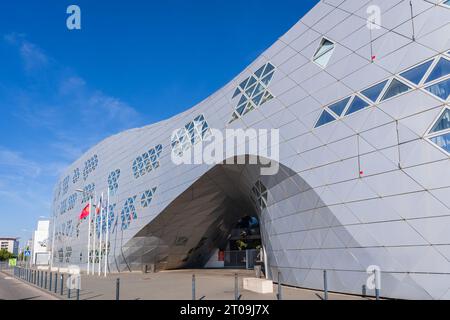 Montpellier, Frankreich - 10 01 2023 : Stadtblick auf die Fassade des Lycée Georges Frêche in Port Marianne, zeitgenössische Architektur von Massimiliano Fuksas Stockfoto