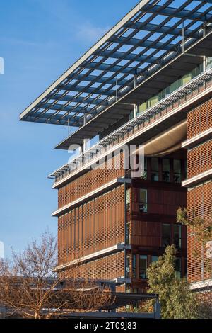 Toulouse, Frankreich - 01 30 2023 : vertikale Ansicht der modernen Medienbibliothek Jose Cabanis - zeitgenössische Architektur von Jean-Pierre Buffi Stockfoto