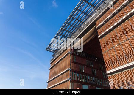 Toulouse, Frankreich - 01 30 2023 : Niedrigwinkelansicht der modernen Medienbibliothek Jose Cabanis - zeitgenössische Architektur von Jean-Pierre Buffi Stockfoto