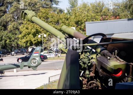 Artillerie-Panzerabwehrhülse und Haubitze mit großem Kaliber, ausgestellt auf der internationalen Waffenmesse in Belgrad, Serbien Stockfoto